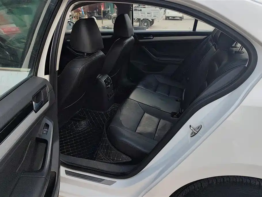 Volkswagen Sagitar 2015 1.6L Manual Comfort фото 11