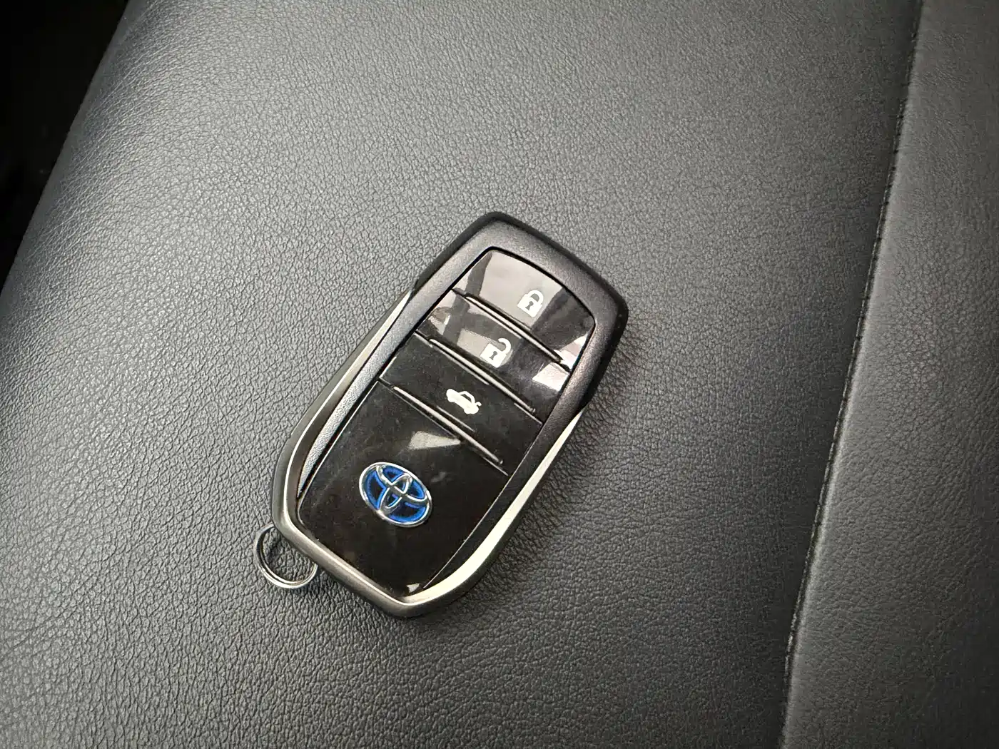 Toyota Corolla 2016 Dual Hybrid 1.8L E-CVT Elite Edition фото 15