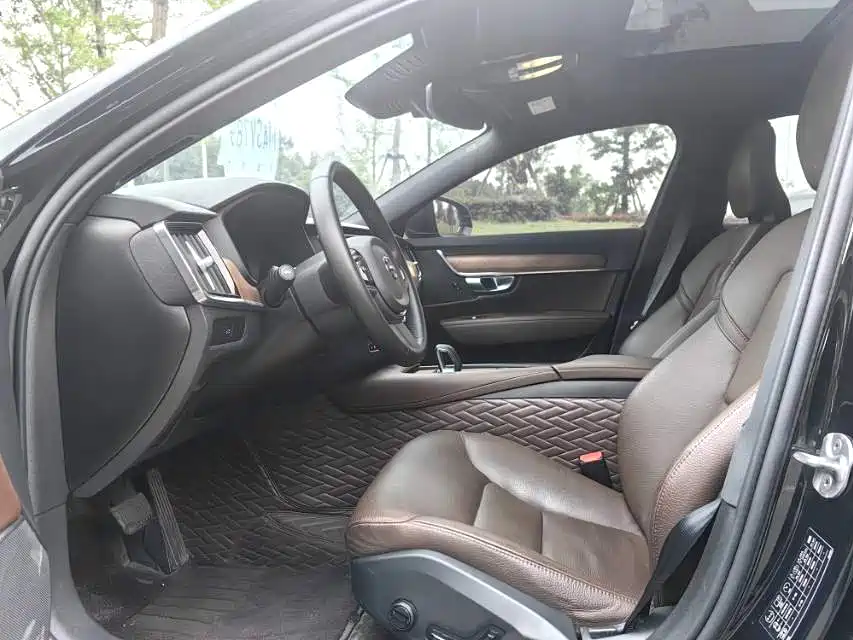 Volvo S90 2023 B5 Intelligent Comfort Luxury Edition фото 4