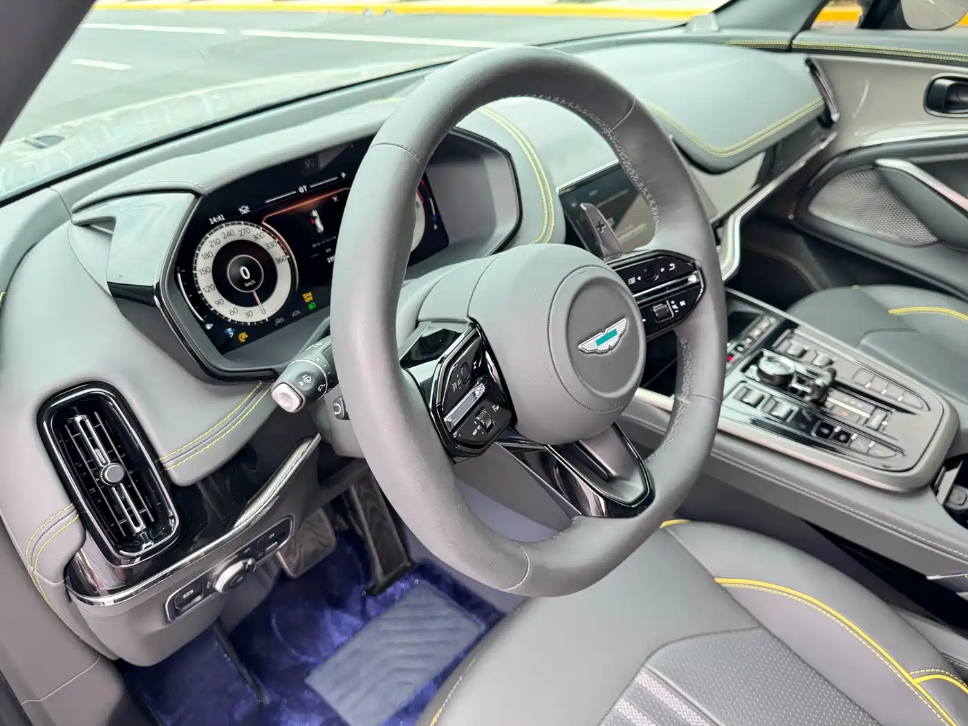 ASTON MARTIN DBX