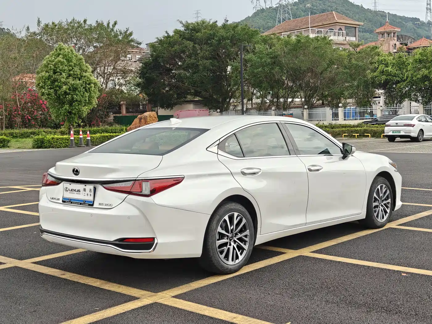 Lexus ES 2023 200 Excellence Edition фото 9