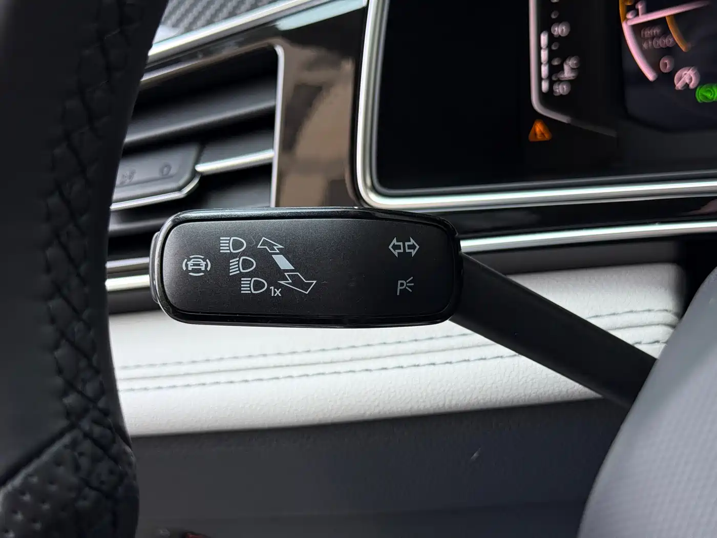 Volkswagen Tiguan L 2023 Facelift 330TSI Auto FWD R-Line Premium фото 23