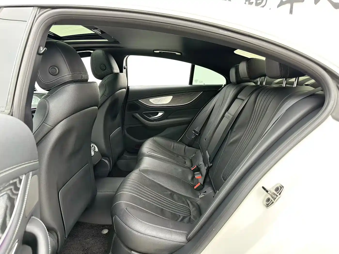 Photo 4 - Mercedes-Benz CLS