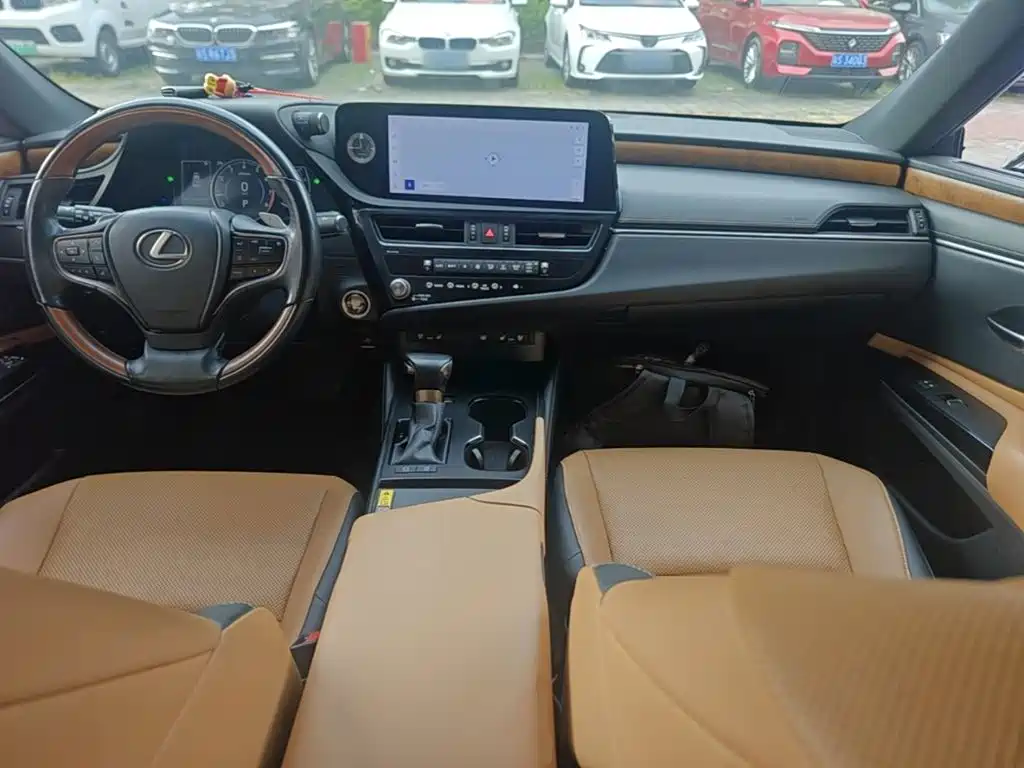 Фото 10 - Lexus ES