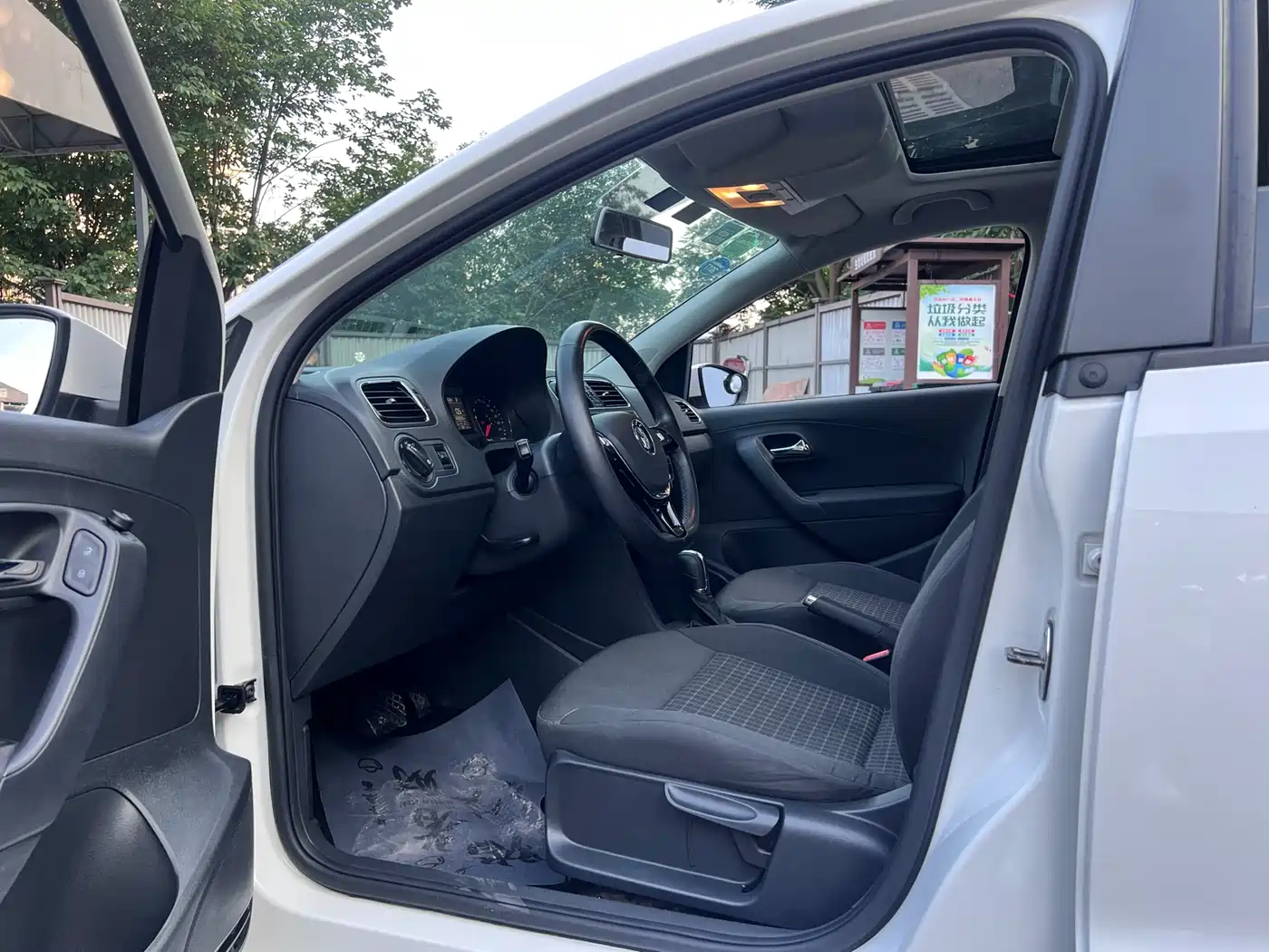 Volkswagen Polo 2016 1.6L Automatic Comfort фото 7