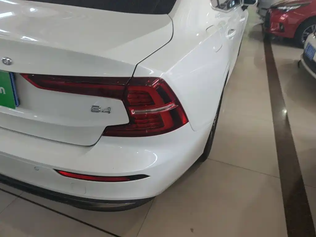 Фото 8 - Volvo S60