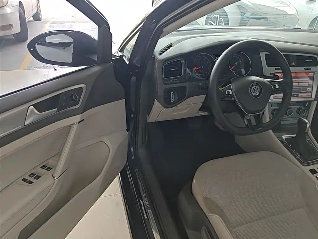 Volkswagen Golf 2018 1.6L Automatic Comfort фото 16