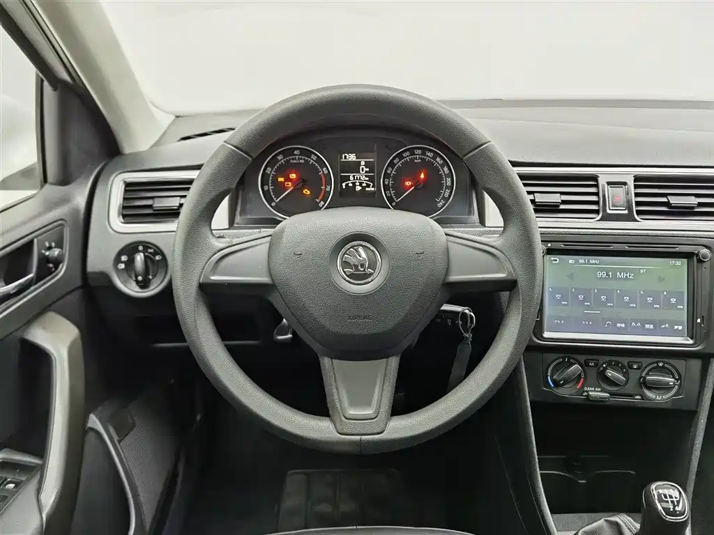 Škoda Skoda Rapid Spaceback 2016 Facelift 1.6L Manual Innovation Edition фото 11