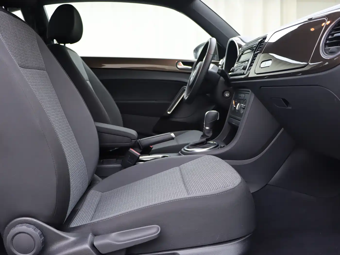 Volkswagen Beetle 2015 180TSI фото 8