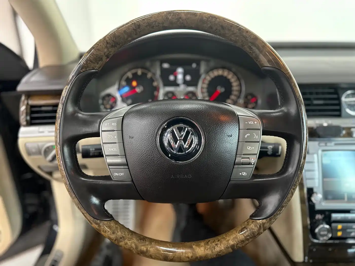 Volkswagen Phaeton 2012 3.6L Premium Custom фото 9