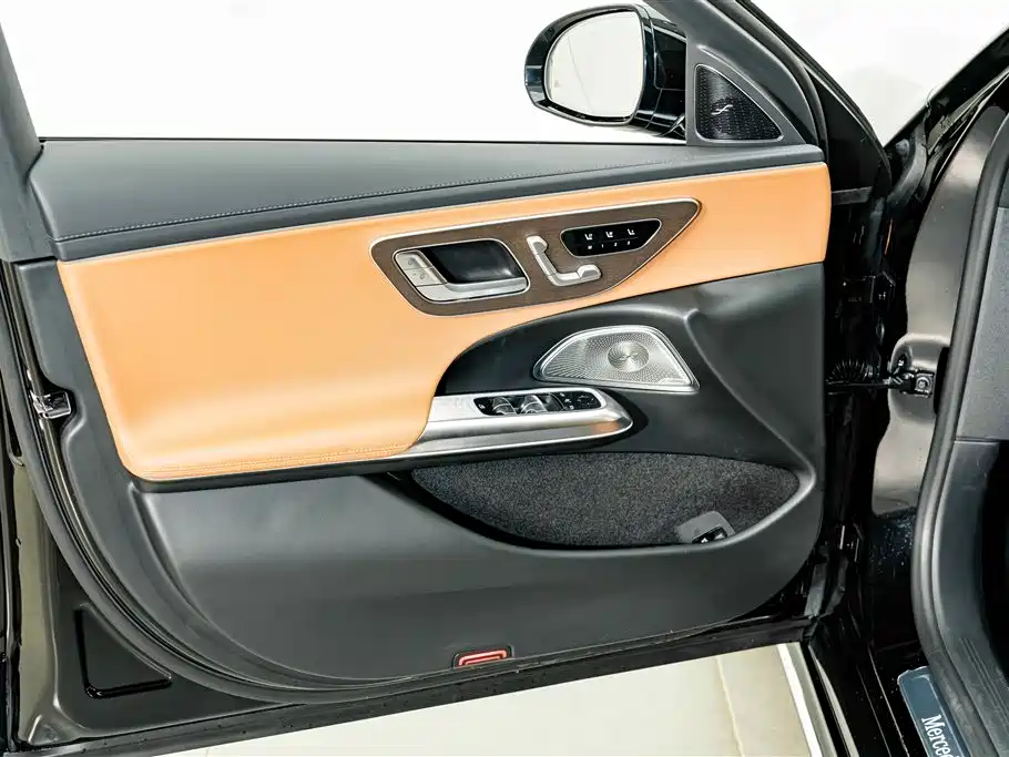 Photo 17 - Mercedes-Benz E-Class