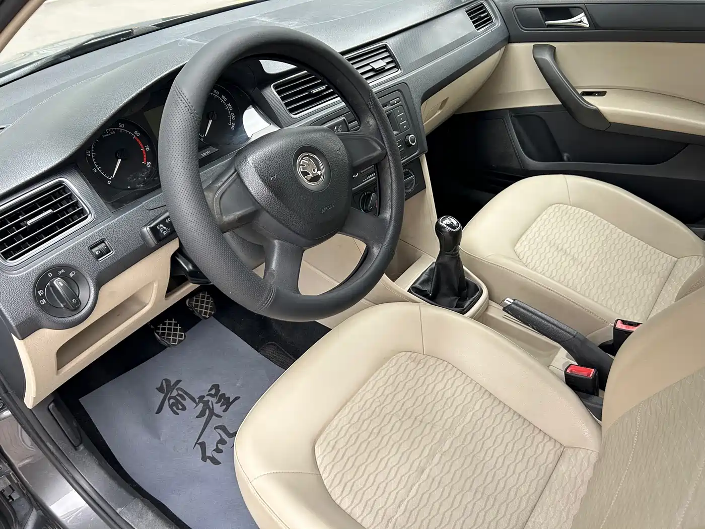 Škoda Rapid 2013 1.6L Manual Smart Selection фото 11