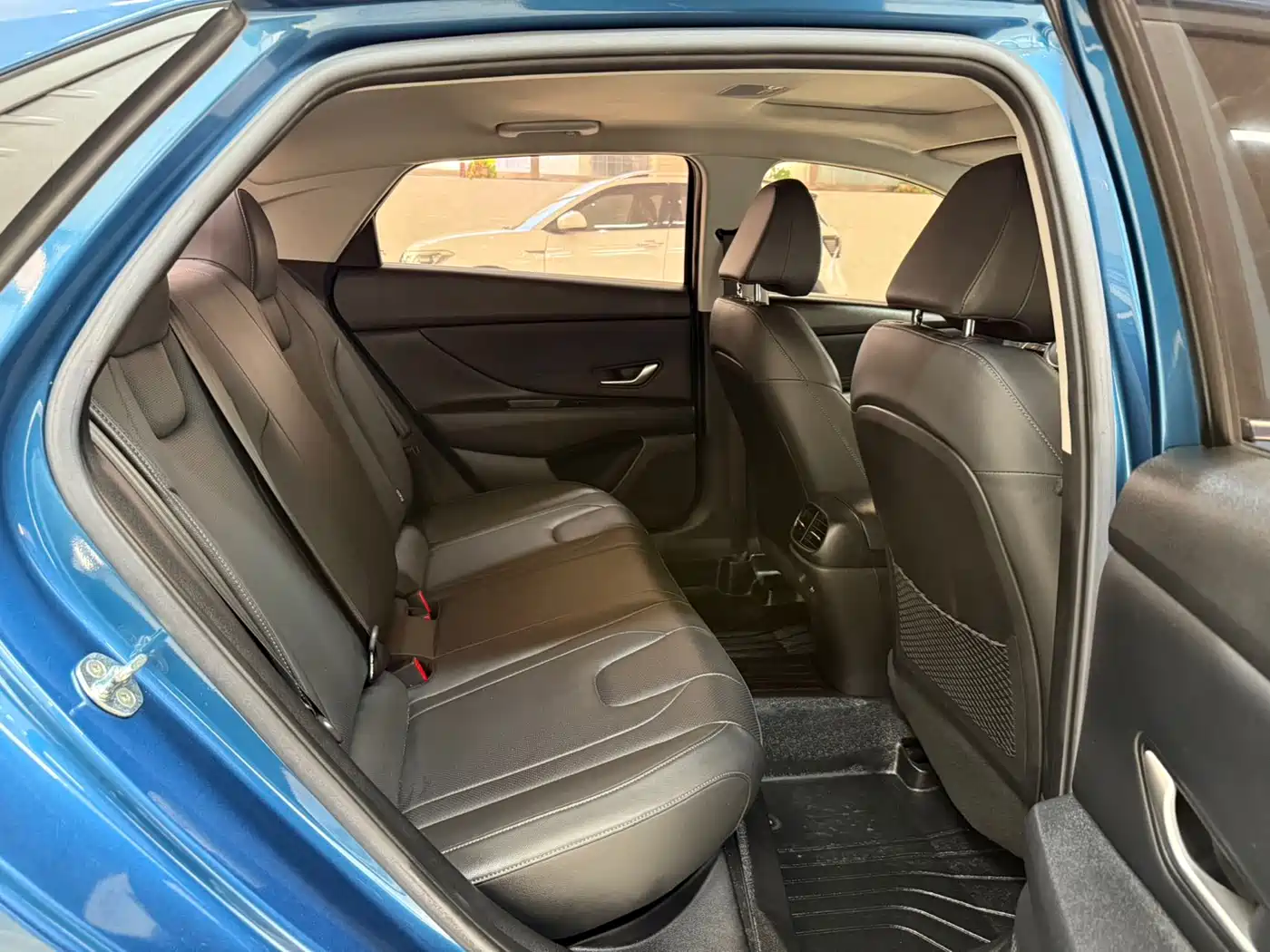 Hyundai Elantra 2022 1.5L CVT LUX Premium Edition фото 22