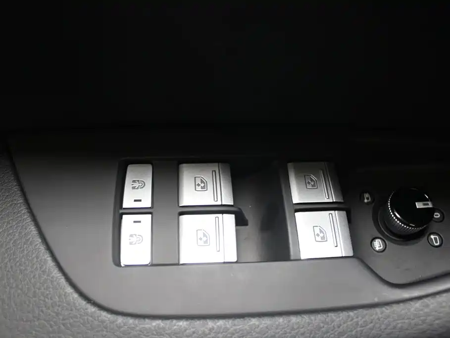 Фото 11 - Audi A6L