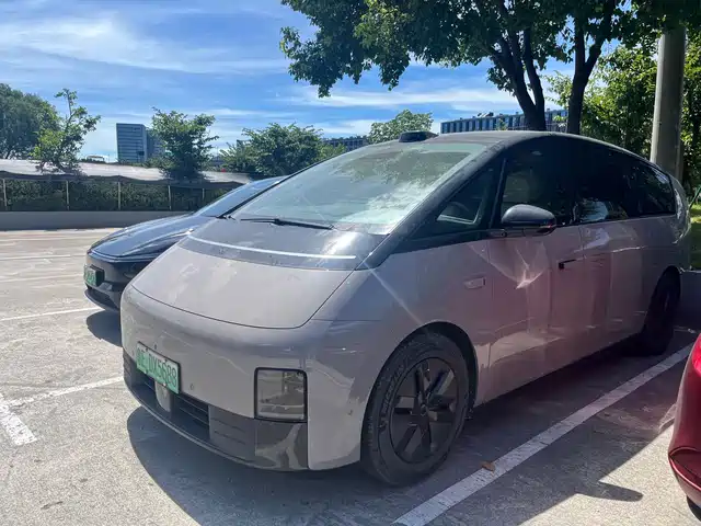 Li Auto MEGA Ultra