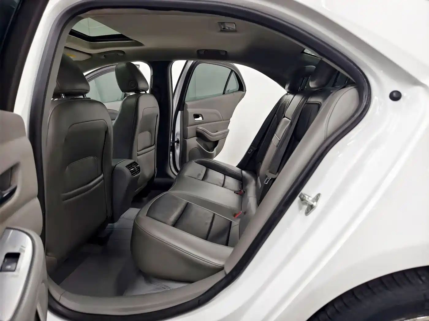 Chevrolet Malibu 2014 2.0L Automatic Luxury фото 13