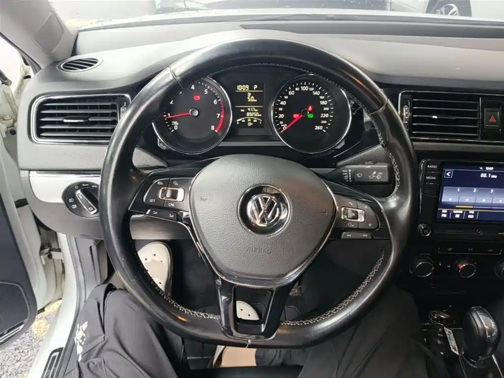 Volkswagen Sagitar 2018 1.6L Automatic Comfort фото 11
