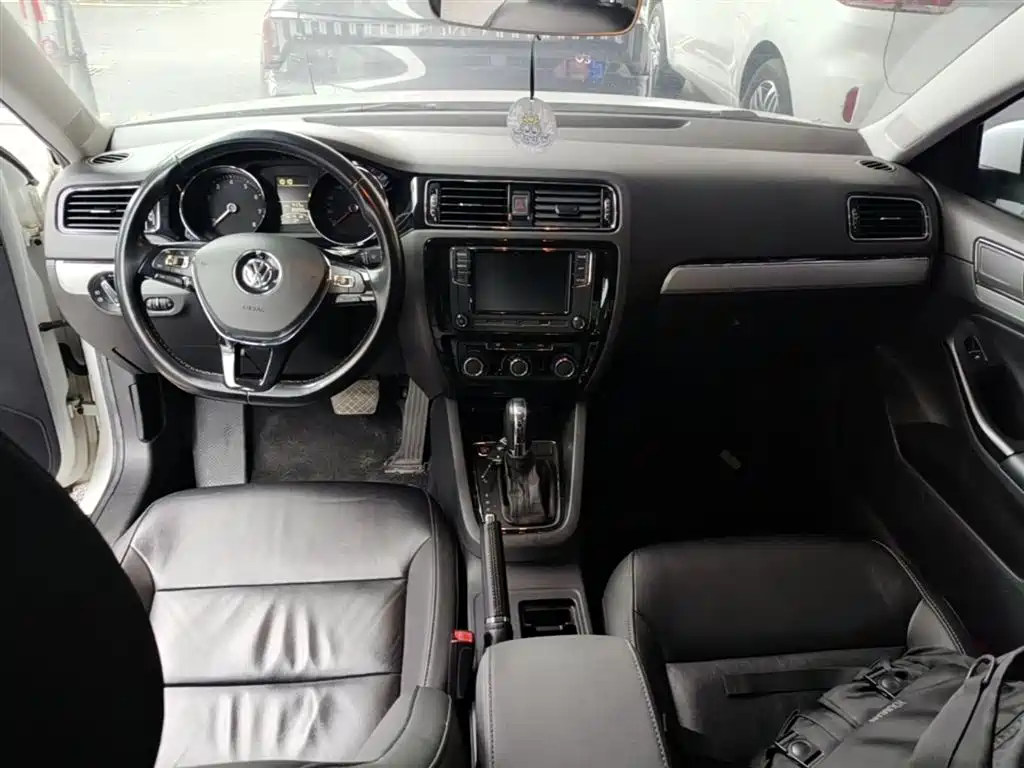 Volkswagen Sagitar 2018 1.6L Automatic Comfort фото 10
