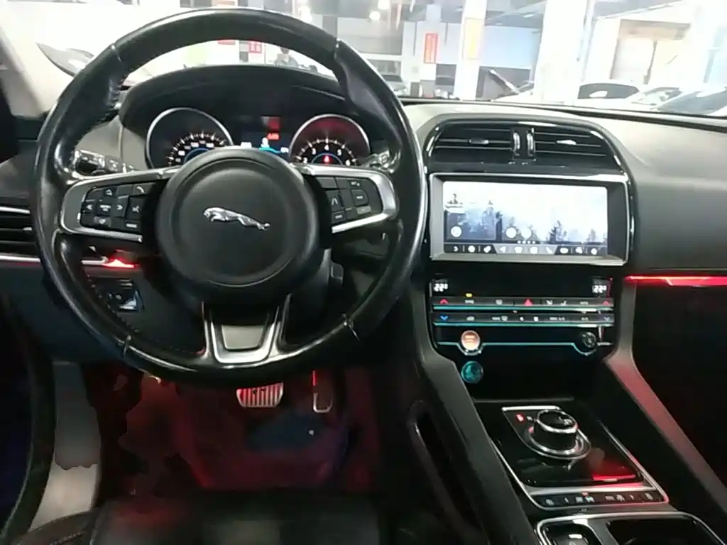 Photo 10 - Jaguar F-PACE