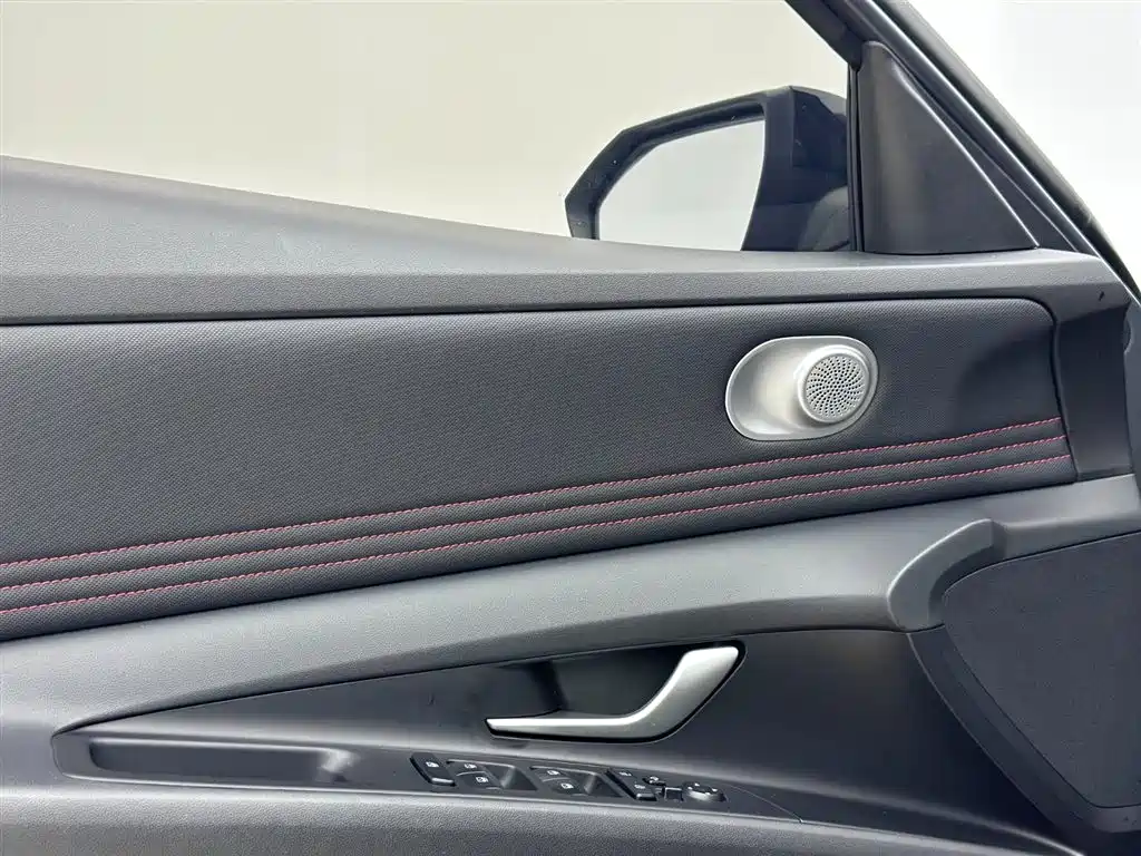 Hyundai Elantra 2022 1.5L CVT 20th Anniversary Edition фото 15