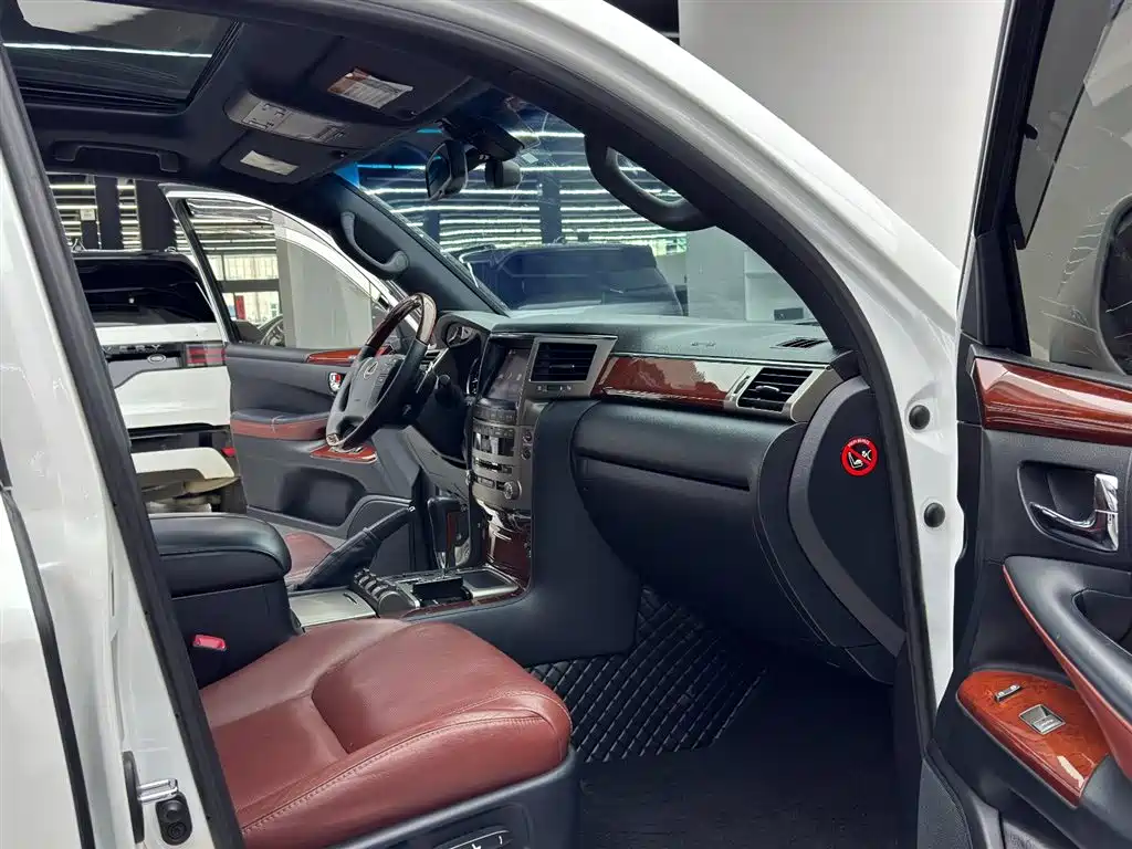 Lexus LX фото 8
