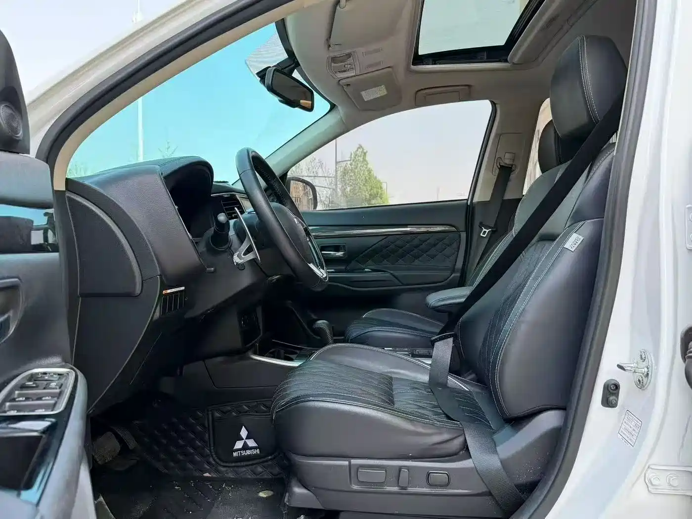 Mitsubishi Outlander 2021 2.4L 4WD Premium Edition 7-Seater фото 6