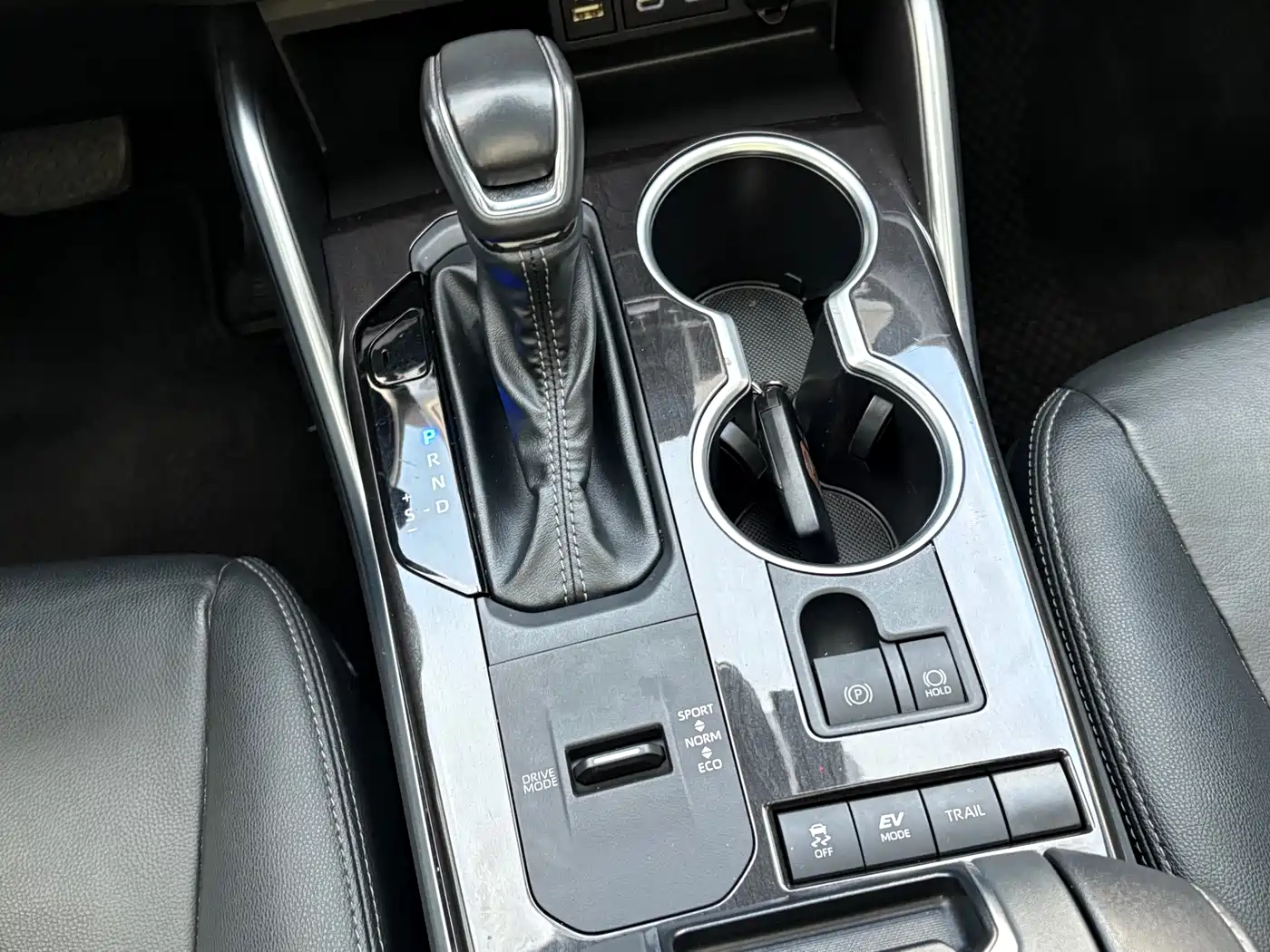 Toyota Crown Kluger 2023 2.5L HEV AWD Premium Edition фото 13