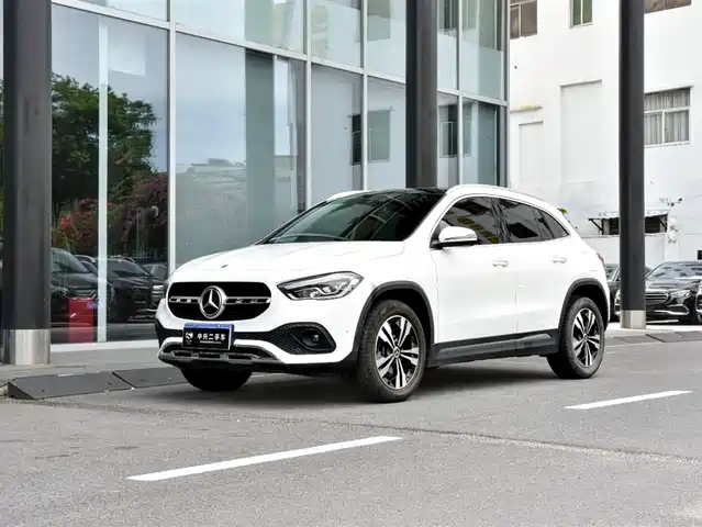 Mercedes-Benz GLA 2023 GLA 220 — фото 1