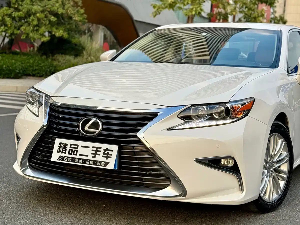 Photo 3 - Lexus ES