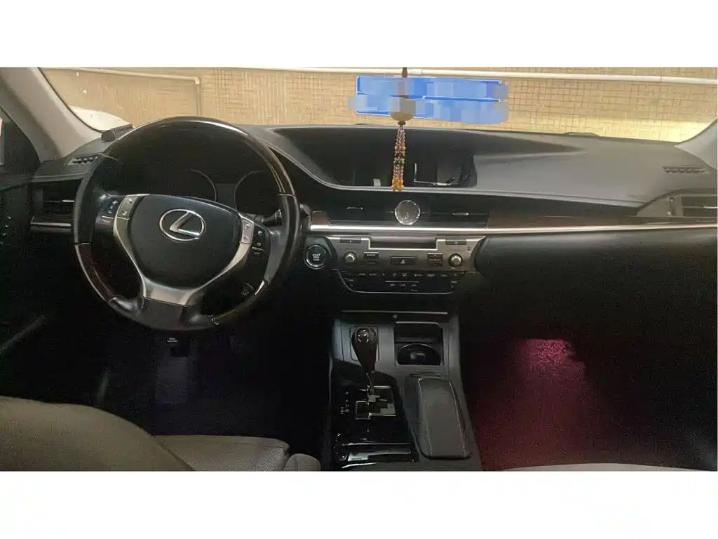 Photo 6 - Lexus ES