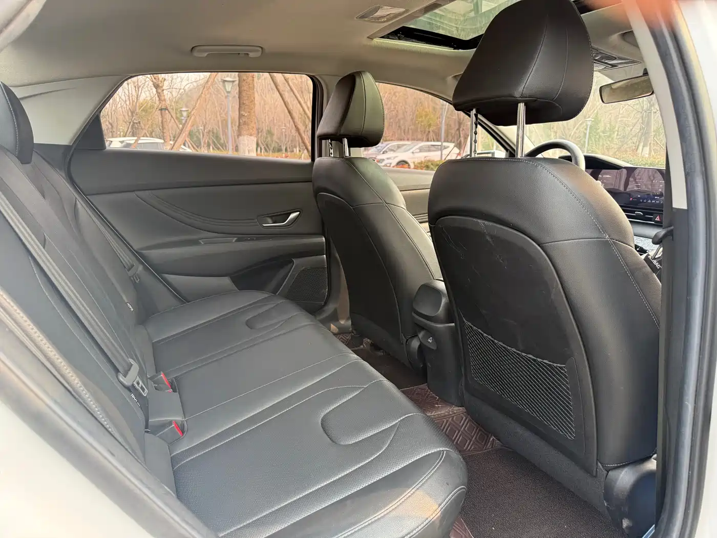 Hyundai Elantra 2021 1.5L CVT LUX Premium Edition фото 7