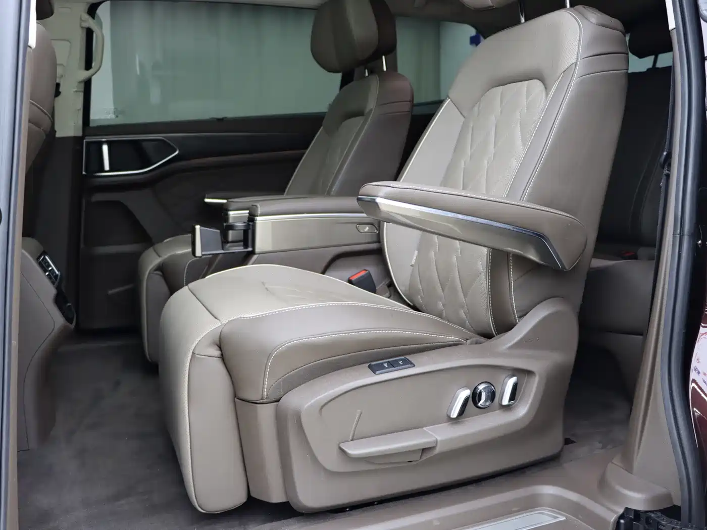 Volkswagen Viloran 2023 Facelift 380TSI Premium Edition фото 11