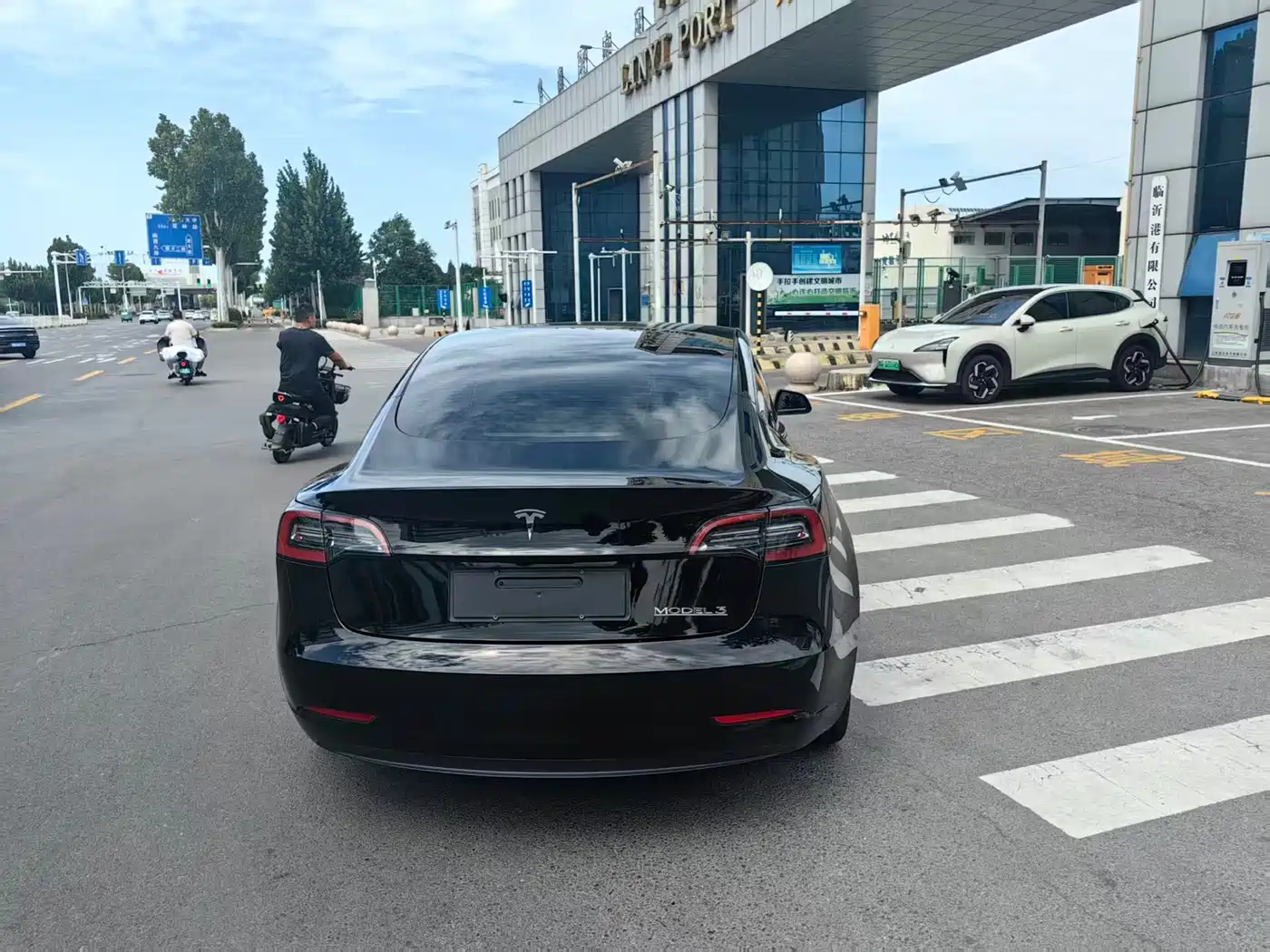 Фото 4 - Tesla Model 3