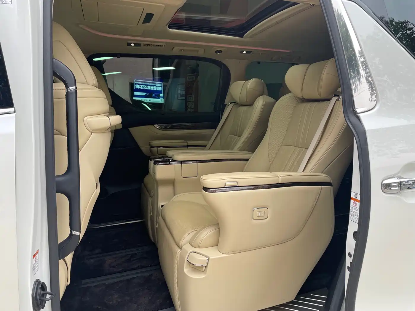 Toyota Alphard 2021 Hybrid 2.5L Premium фото 8