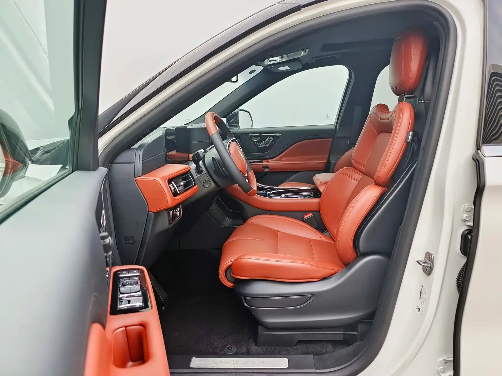 Фото 13 - Lincoln Aviator