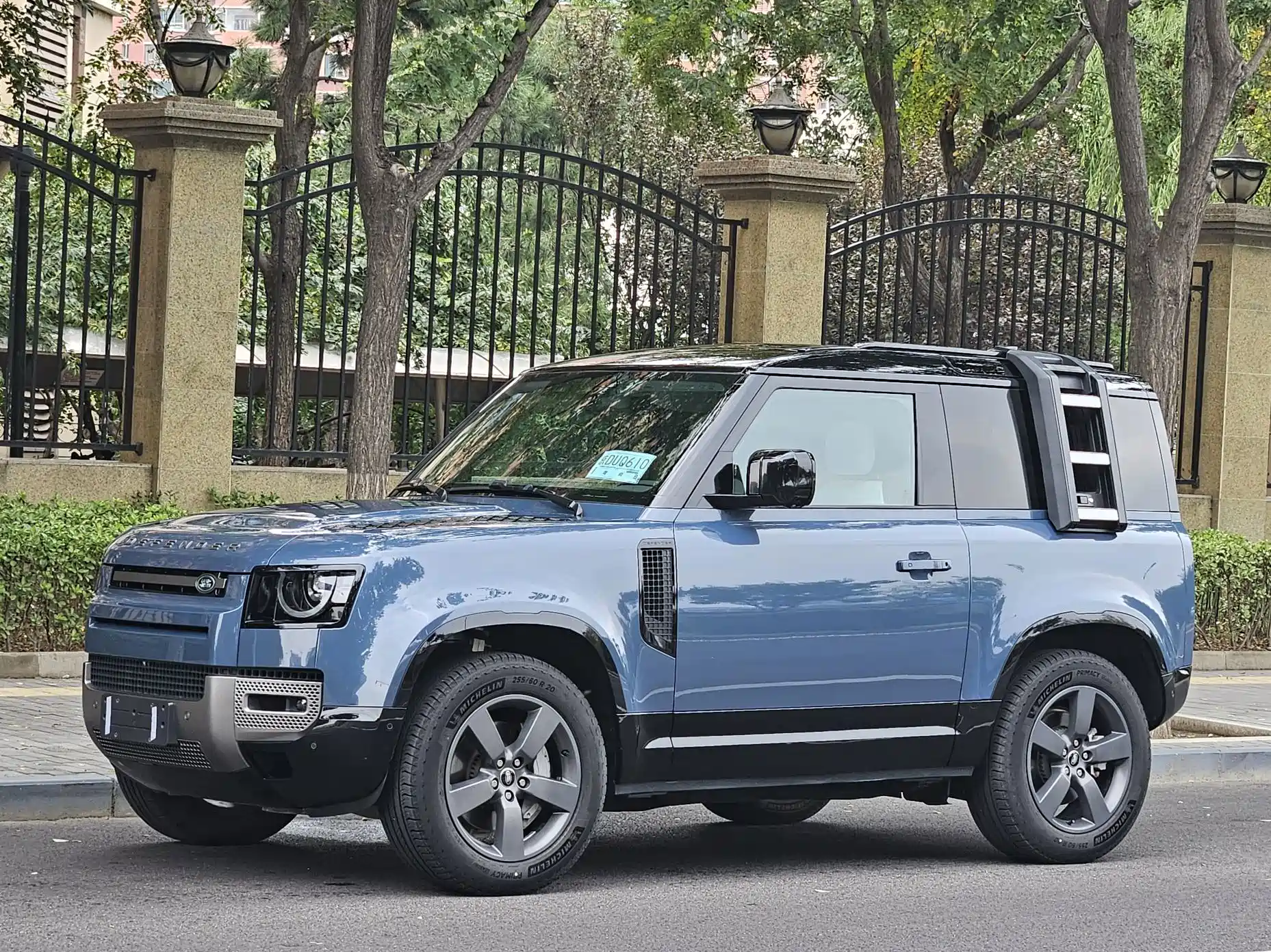 Photo 1 - Land Rover Defender