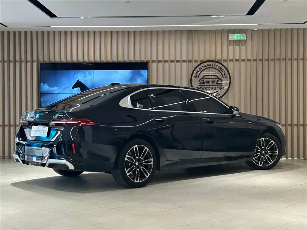 BMW 5 Series 2025 530Li Leading M Sport Package фото 4