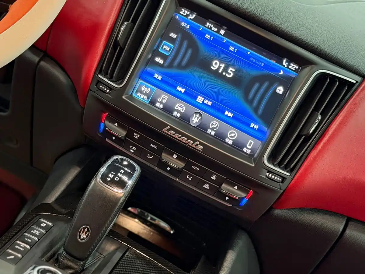 Фото 8 - Maserati Levante