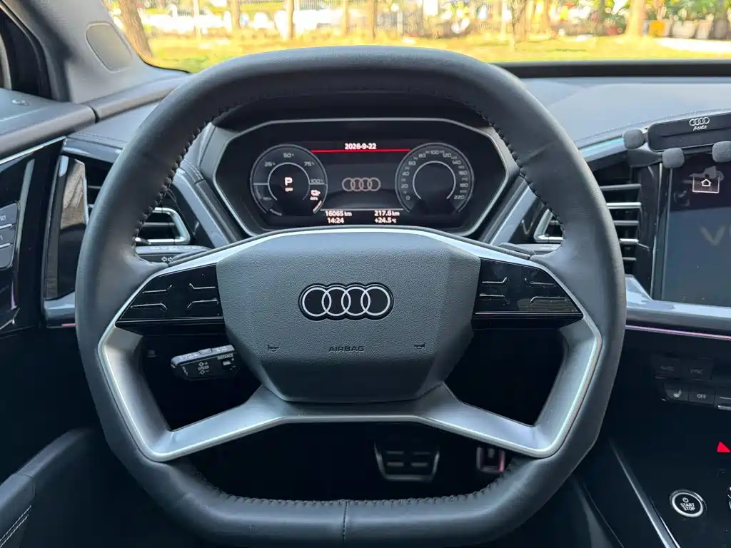 Photo 15 - Audi Q4 e-tron