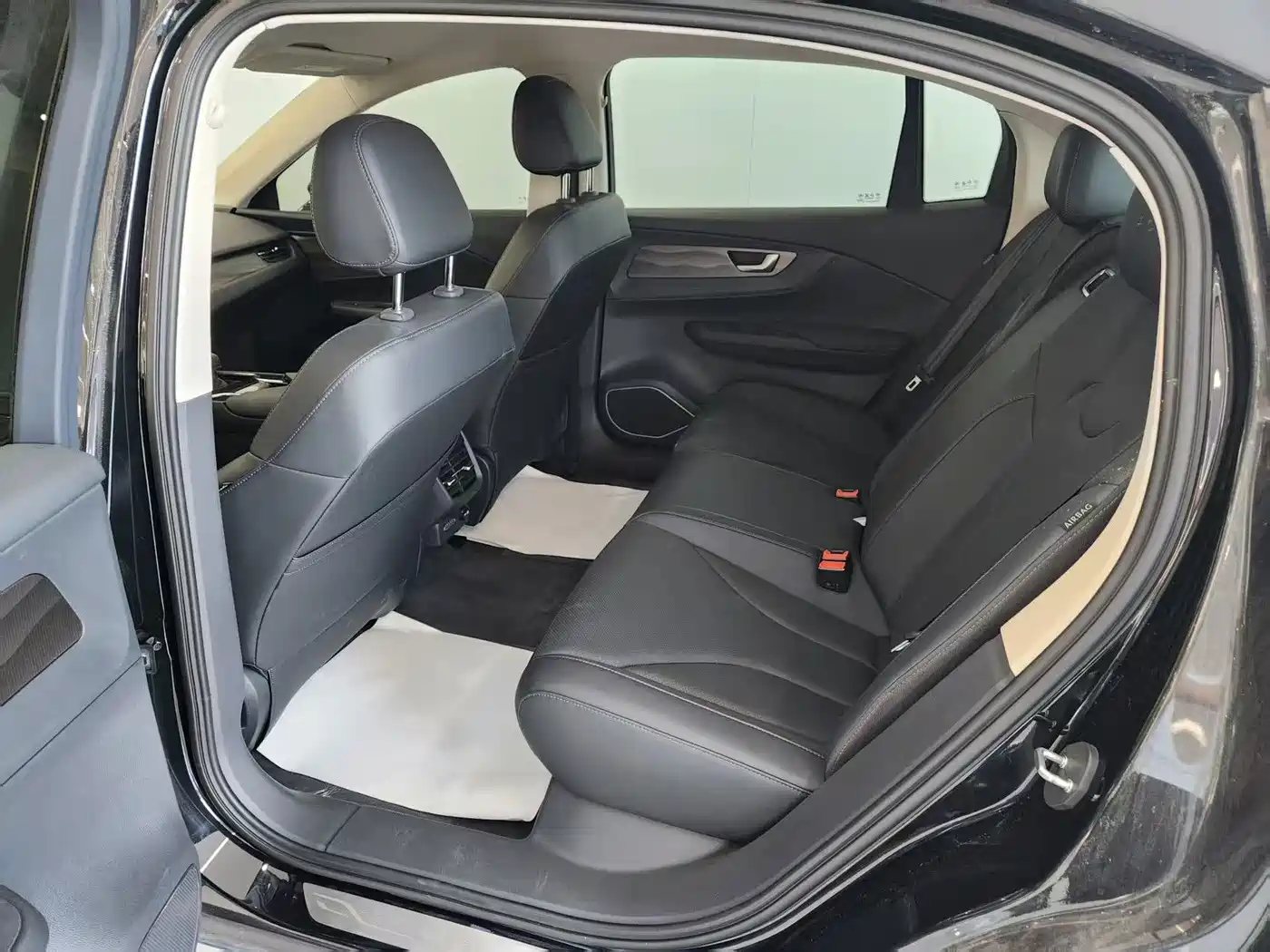 Hongqi E-QM5 2022 431km Charging Enjoyment Edition фото 7