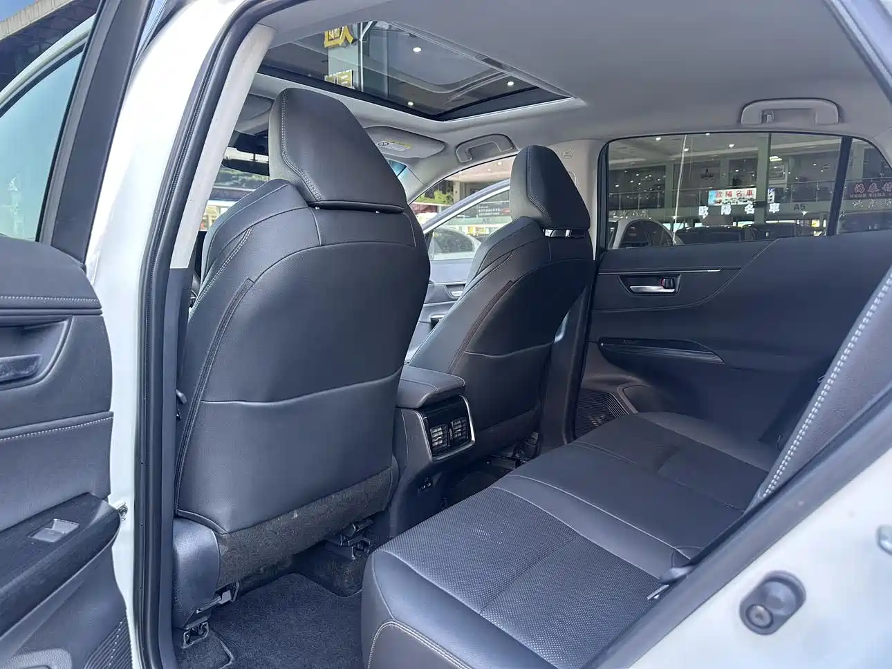 Toyota Venza 2023 2.0L CVT FWD Premium фото 12