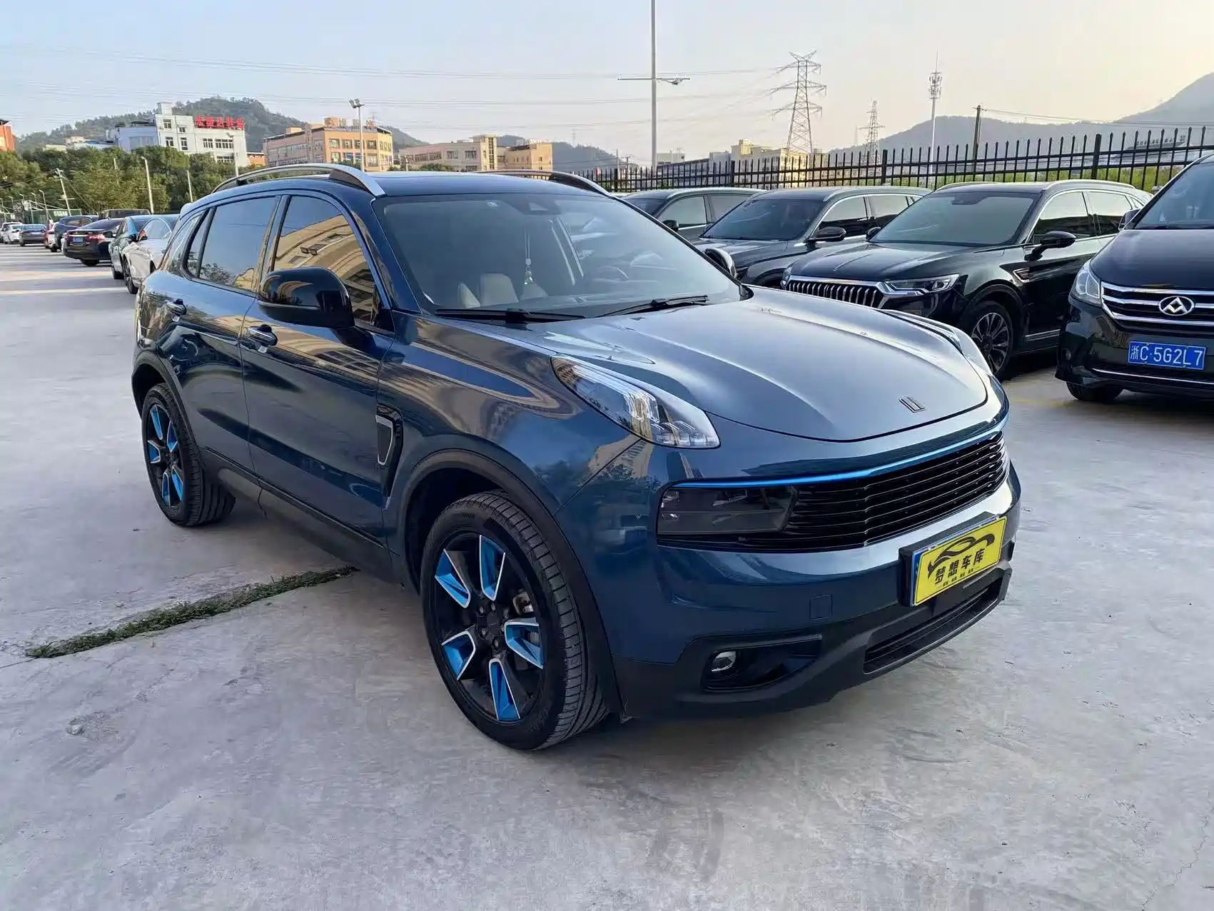Photo 2 - Lynk & Co 01