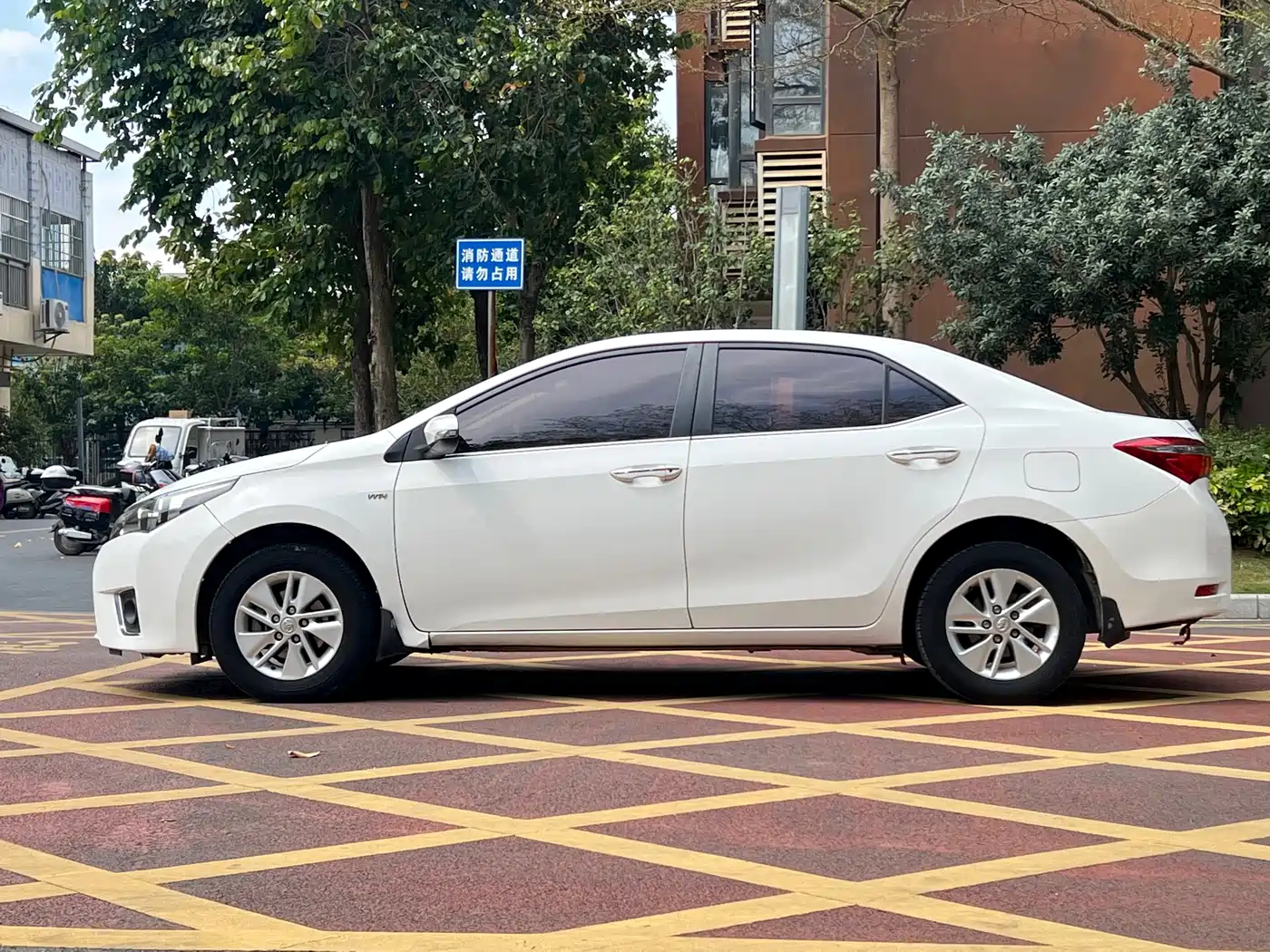 Toyota Corolla 2017 Facelift 1.6L S-CVT GL фото 8