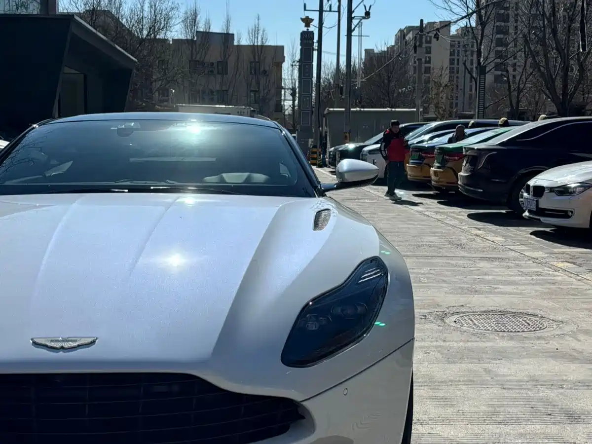 Aston Martin DB11 2019 Model 4.0T V8 Coupe фото 4