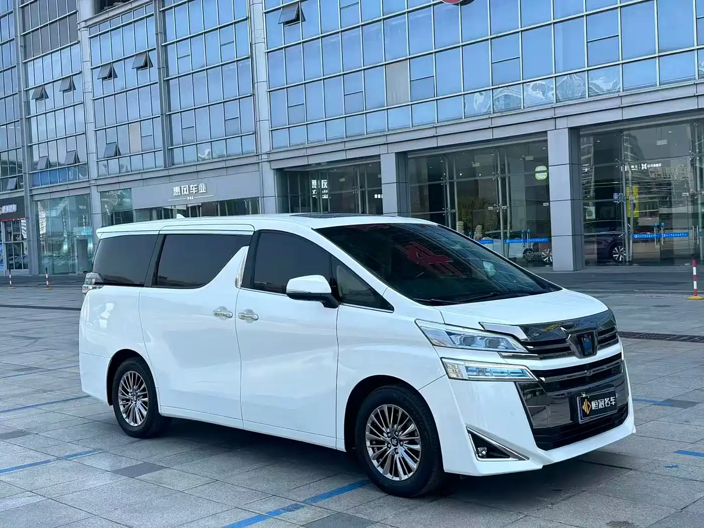 Toyota Vellfire 2021 Crown Hybrid 2.5L HV Premium Edition фото 3