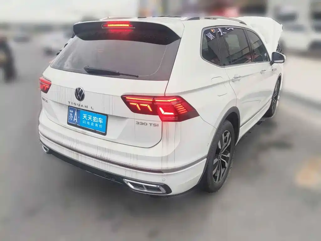 Photo 2 - Volkswagen Tiguan L