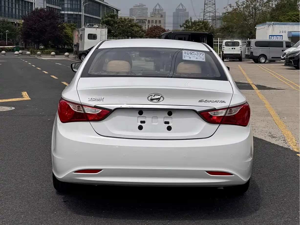 Hyundai Sonata 2015 Classic 2.0L Automatic Luxury Edition фото 5