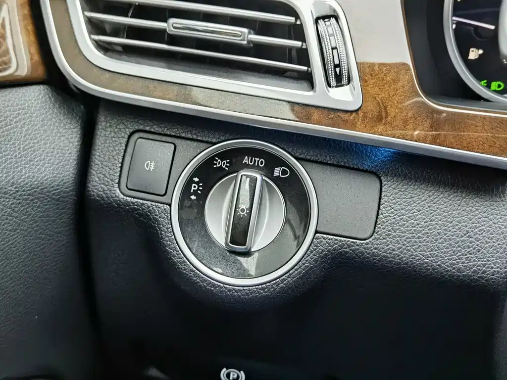 Photo 21 - Mercedes-Benz E-Class