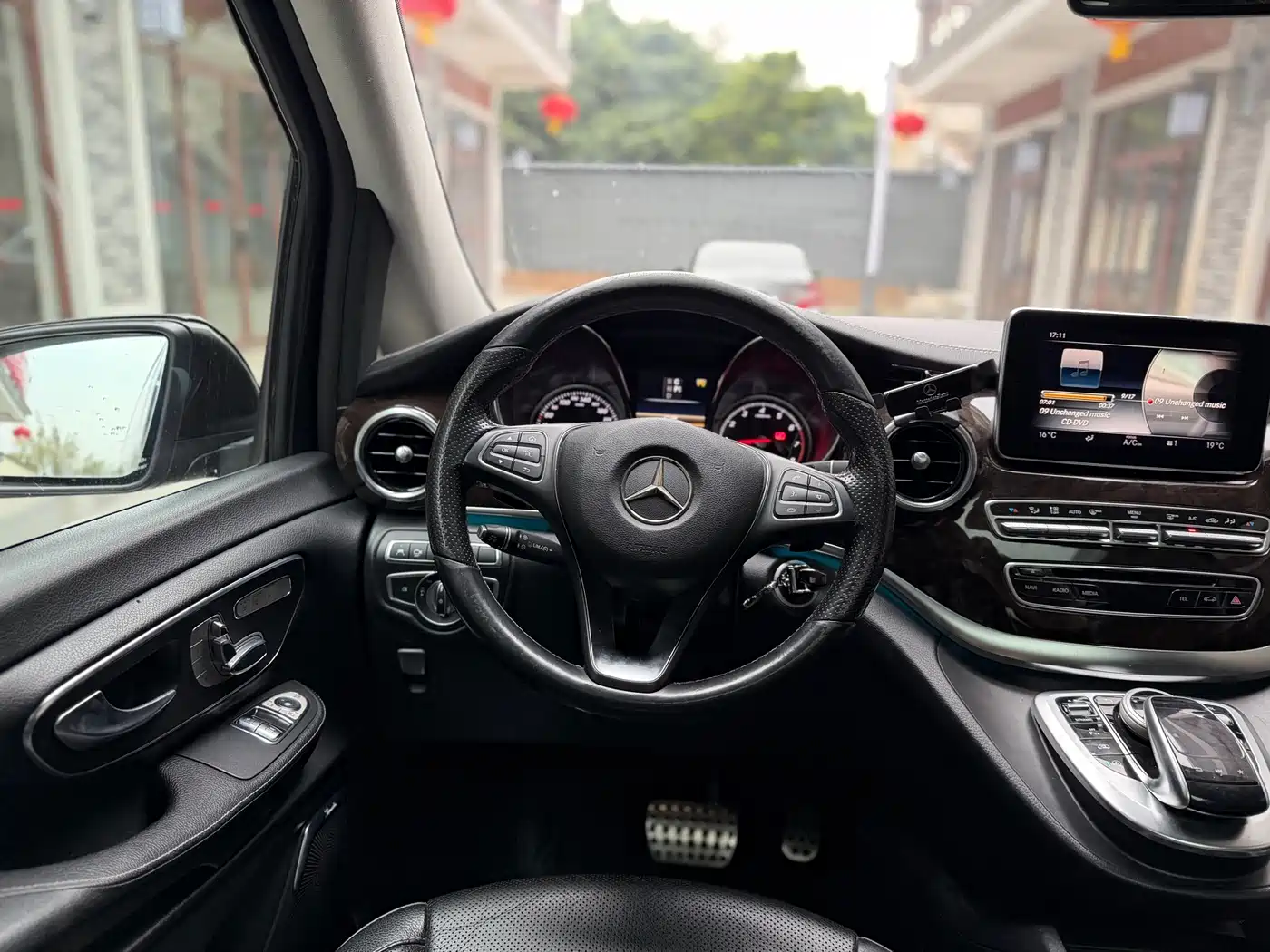 Mercedes-Benz V-Class 2017 Model V 260 Premium Edition фото 14