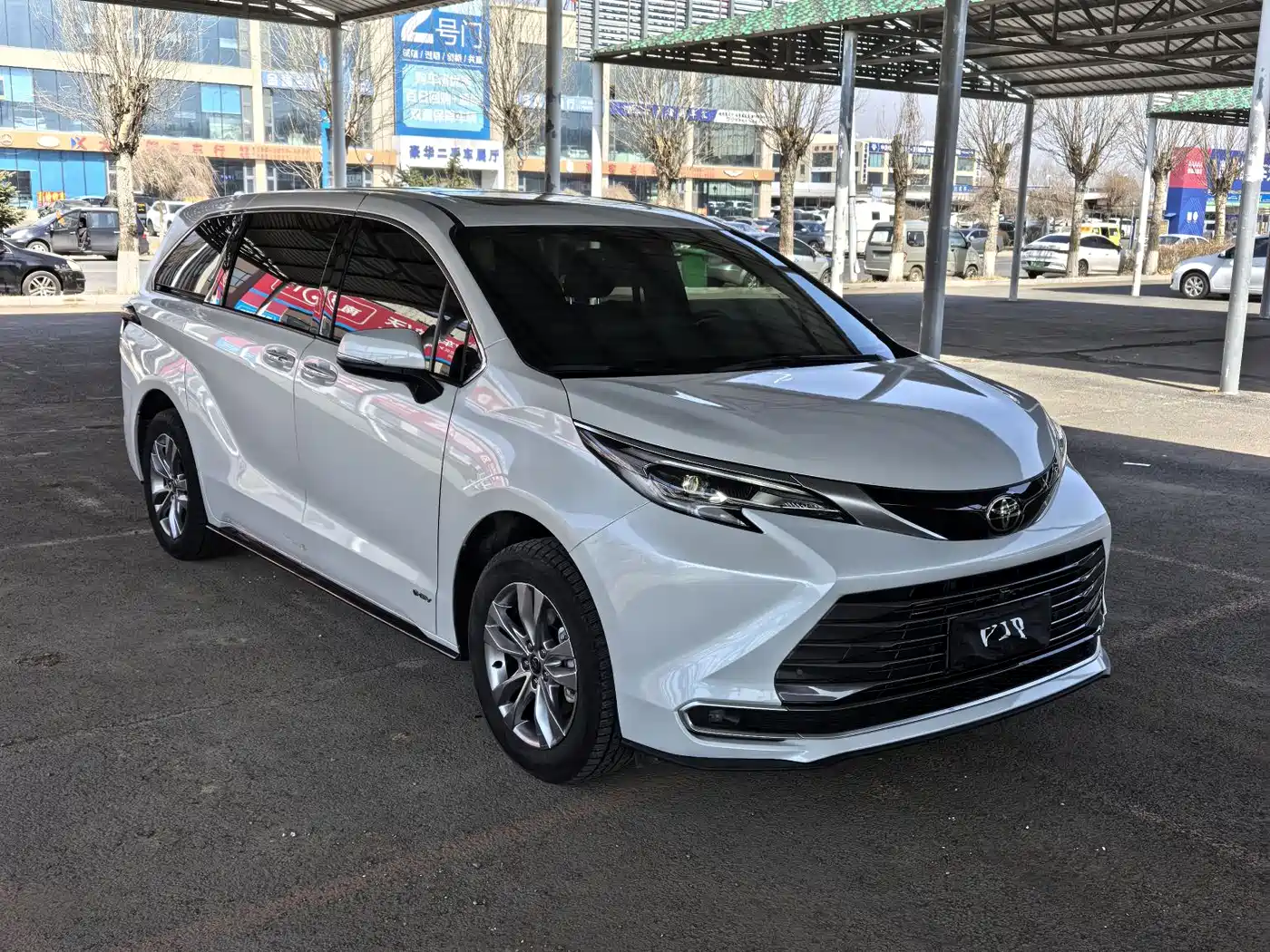 Toyota Sienna 2024 2.5L Hybrid 4WD Premium Edition фото 3